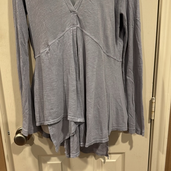 Wilt grey/lavender V-neck top. Sz Medium - Picture 3 of 8